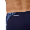 גבר לובש בגדי ים של Speedo עם טכנולוגיית Endurance+ לאימון שחיי.