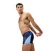 גבר לובש בגדי ים של Speedo, מוכן לשחייה במים.