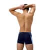 גבר במדים של Speedo, לבוש בבגד ים שחייה תחרותי, מוכן להתחרו.