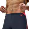 גבר לובש בגד ים שחייה של Speedo, מוכן לשחייה מקצועית.