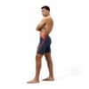 גבר לובש בגדי ים Speedo ספורטיביים בבריכה, אופנת ספורט ימי.