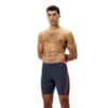 גבר לובש בגדי שחייה של Speedo, מראה ספורטיבי ומודרני.