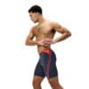 גבר לובש בגד ים שחייה של Speedo, מוכן לשחייה מקצועית.