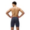 גבר בחליפת שחייה של Speedo, מוכן לשחייה במים.