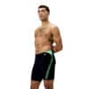 גבר לובש בגד ים שחייה של Speedo, מראה ספורטיבי ואיכותי.