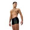 גבר לובש מכנסון שחייה של Speedo, מראה את העיצוב והגזרה.