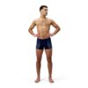 גבר לובש בגד ים קצרים של Speedo, מוכן לשחייה.