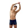 גבר לובש מכנסון ים של Speedo, מוכן לשחייה.