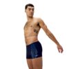גבר לובש בגד ים Speedo שחור עם עיצוב כחול.