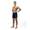 גבר מודרני במכנסי שחייה של Speedo, מוכן לשחייה.