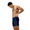 גבר לובש בגדי ים של Speedo בבריכה, אופנת ספורט ימית לגברים.