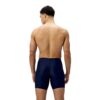 גבר במדים של Speedo מוכן לשחייה, מבט אחורי.