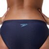 בגד ים של Speedo בצבע כחול על גוף של אישה.