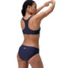אישה בספורט בגדי ים של Speedo, מתאמנת בבריכה, בגדי ים כחולי.