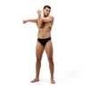 גבר מודרני במכנסי ים שחורים של Speedo, מוכן לשחייה.