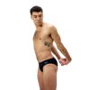 גבר מודרני לובש בגד ים שחור של Speedo, מוכן לשחייה.