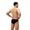 גבר בשחייה בגד ים קצר של Speedo, מראה את המותג והעיצוב המוד.
