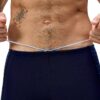 גבר לובש בגד ים Speedo שחייה מקצועית לגברים, מתאים לאימוני.
