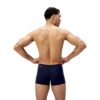 גבר בשחייה בבריכה לובש בגד ים של Speedo, מוכן לשחייה.