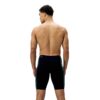 גבר בחליפי שחייה של Speedo, מוכן לשחות, על רקע לבן.
