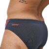 בגד ים לגבר של Speedo, עיצוב ספורטיבי בצבע כהה עם לוגו אדום.