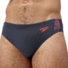 בגד ים שחייה לגברים של Speedo בצבע כהה עם לוגו אדום ועיצוב.