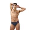 גבר לובש בגד ים של Speedo, מוכן לשחייה במים.