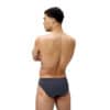 גבר במכנסי ים שחורים של Speedo, מוכן לשחייה במים.