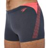 בגד ים קצר לגברים של Speedo בצבע כחול עם דוגמה אדומה ופרטי.