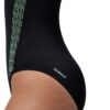 בגד ים שחור של Speedo עם עיצוב ירוק, מתאים לספורט ימי ואופנ.
