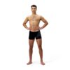 שחיין גבר במדים של Speedo, מוכן לשחייה תחרותית.