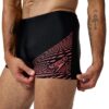 בגד ים שחור של Speedo לגברים עם עיצוב מודרני ואופנתי.