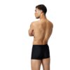 ספורטאי לובש בגד ים של Speedo, מוכן לשחייה תחרותית.